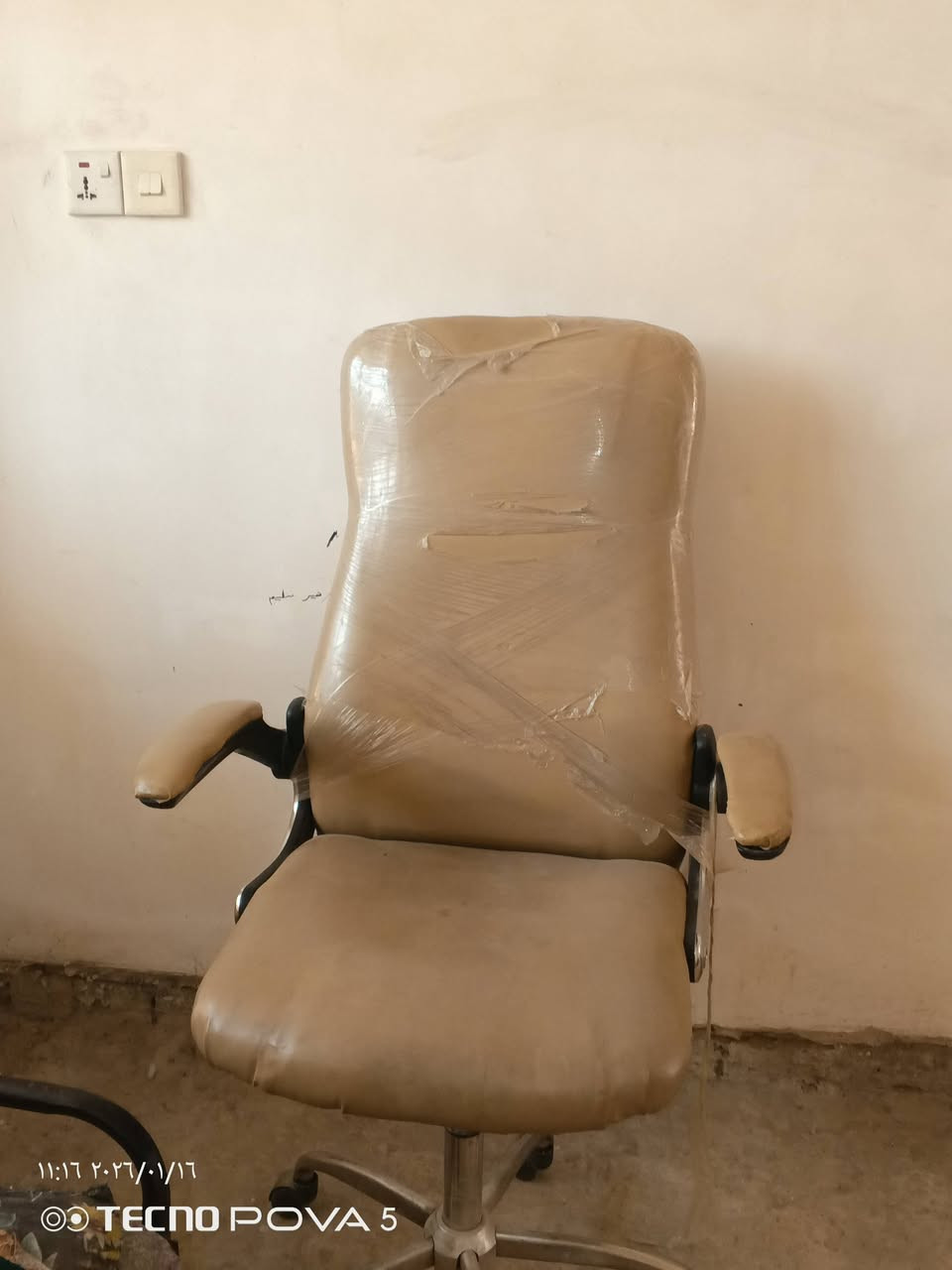 سلام عليكم عندي مكتب ميز خشب الصلي يحتوي على 3 جرارات  و وخانه و مفاتيحن و كرسي ماله مكانه بغداد مدينة الي يريده يتصل على الرقم ***********
