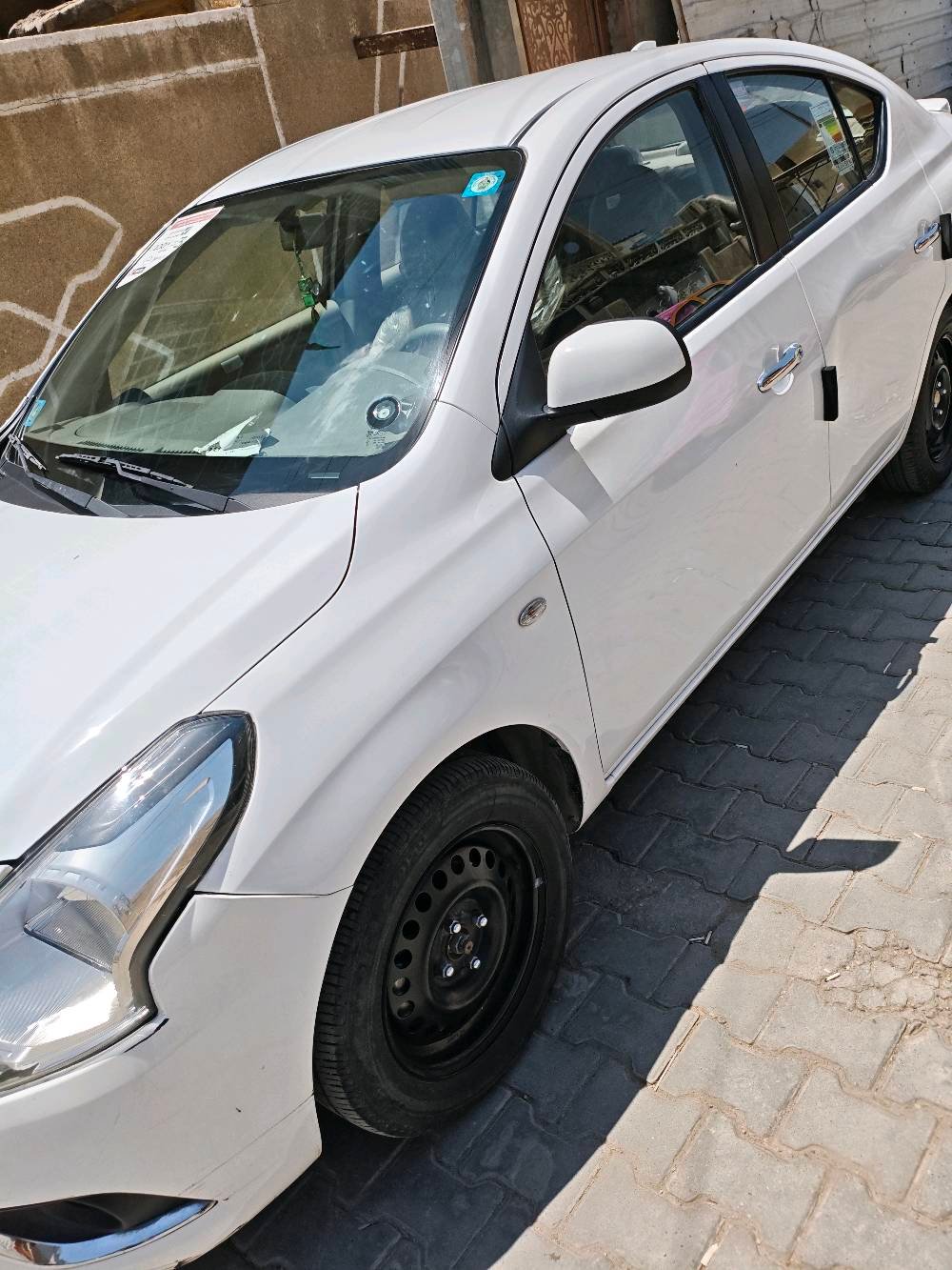​🚗 للبيع: نيسان صني 2024 (وارد هندي) 🚗
​✨ سيارة بيت نظيفة جداً وجاهزة للاستخدام ✨
​📍 المواصفات الأساسية:
​📅 الموديل: 2024 (الشكل الجديد)
​⚪ اللون: أبيض ملكي
​🛣️ الماشية: 65 ألف كم (حسب قراءة العداد الحالية ⏱️)
​⚙️ المحرك: 1500 سي سي (اقتصادية جداً بالوقود ⛽)
​❄️ التبريد: تبريد ثلج ما شاء الله ❄️
​🕹️ المميزات: تحكم ستيرن كامل
​🔍 تقرير الحالة والأمانة (حتى تجي وتفحص على بينة):
​🛠️ الگير والمحرك والصدر بحالة ممتازة وبشرط الفحص، والسيارة جاهزة تماماً (شغل واطلع).
​📝 السنوية والهزة: جديدة وقفل والتحويل فوري.
​⚠️ ملاحظات البودي الخارجية (موضحة بالصور):
​ضربتين واضحة بالباب خلف السايق ( خفيفة).
​رصعة صغيرة يم البك لايت الخلفي.
​شخط بسيط بالبنيد.
​💵 السعر المطلوب: 125 ورقة  وبيه مجال بسيط
تنويه سياره مال بيت 
 للشراي الطيب 🤝
​📱 للتواصل والاستفسار (إتصال + واتساب):
👉 *********** 👈