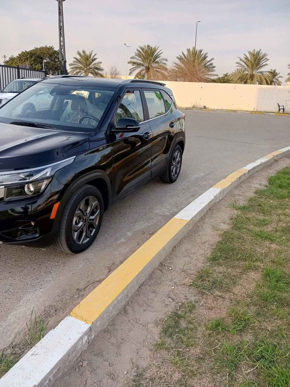 السلام عليكم
كياً سيلتوز موديل ٢٠٢٤  الشكل الجديد
محرك.  2000 دوش 
ماشية 9 الف فقط 
بصمة كراسي جلد ومخمل 
شاشة  كبيرة متصله
تبريد امامي خلفي 
رادارات امامي جانبي
ابواب بصمة وترحيب 
ايقاف وتشغيل ذاتي
محرك 2000دوش
تحكم استيرن اربع جهات
وبيهه هواي مواصفات فقط بدون فتحة
صبغ فقط البنيد السيارة جديدة وبوضع الشركة

مكان السيارة بغداد الكرخ

***********
