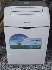 هذا مكيف هواء متنقل من ماركة هايسنس (Hisense)، ويتميز بلون أبيض وتصميم...