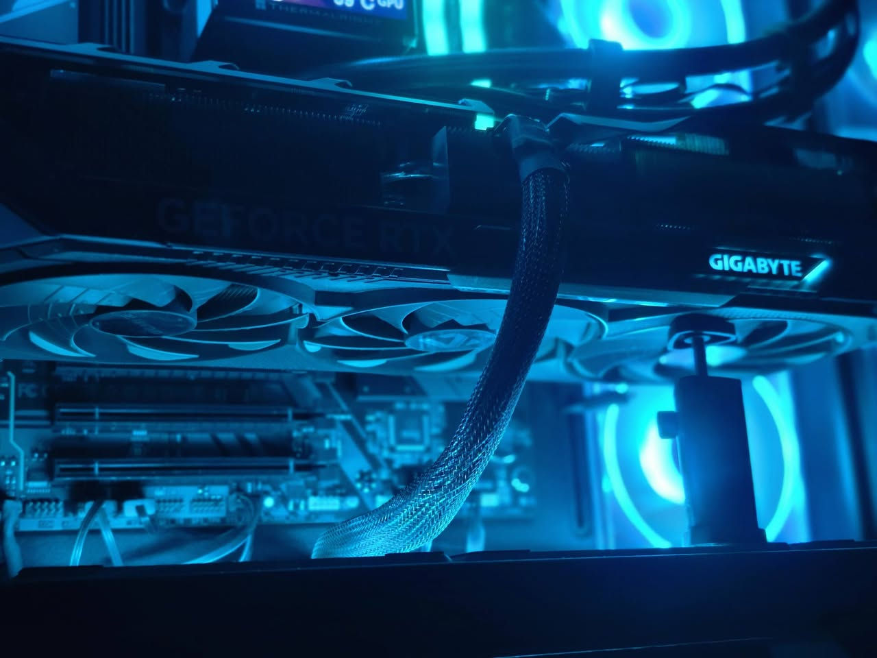R7 7800x3d 
b650 eagle gigabyte 
5070ti 16g gigabyte gaming oc
tforce 16x2 6000mhz 
1tb lexar nm620 
fsp vita 850w gold full mod gen 5.1 3.1 atx
thermalright hypervision 360lcd 
dy470 case

msi 274 2k 27 165hz 
الشاشة الي بالطول فقط للبيع
الشاشة بيها ضربة من جوة مو كلش مبينة
التجميعة مستخدمة بحالة جدا ممتازة 
كل الكراتين موجودة و تفحص شكد ما تريد 
السعر 3.700.000 قفل 🔐 
العبيدي شهداء الاولى

***********
متواجد فيس واتس اب
