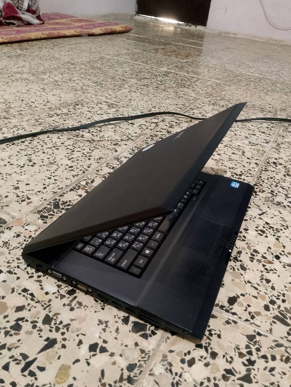 لابتوب مدرع ياباني Nec
اخوان لابتوب نضام وندوز 10 كامل 
معالج كور i5 الجيل الثالث 
رامات 4 من نوع DDR3
بطاريه تبقه ساعتين 
هارد 466 سريع 

لابتوب رهيب ولله ياباني رايده ب70 بي مجال بسيط حبايب مكاني بغداد الغزاليه نهايه شارع المشجر