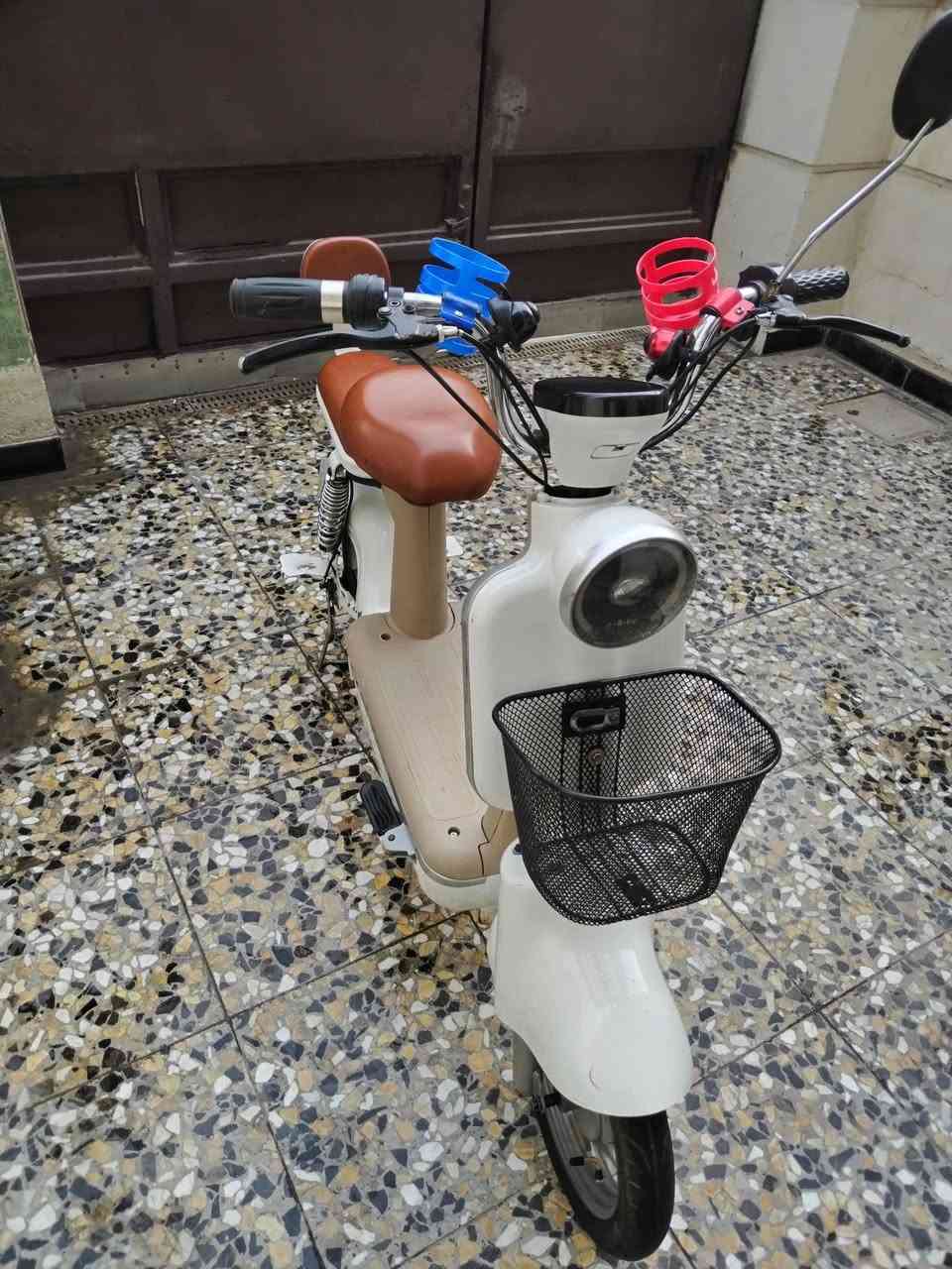 السلام عليكم دراجه شحن كلاسيك دراجه نضيفه وكامله مابيه اي نقص بطاريات بحاله جيده شاحنه الاصليه وياه بصمه وسويج وكارت تشغيل NFC كشنات جلد اصلي 

السعر 215 الف 
العنوان بغداد 
رقم ***********
