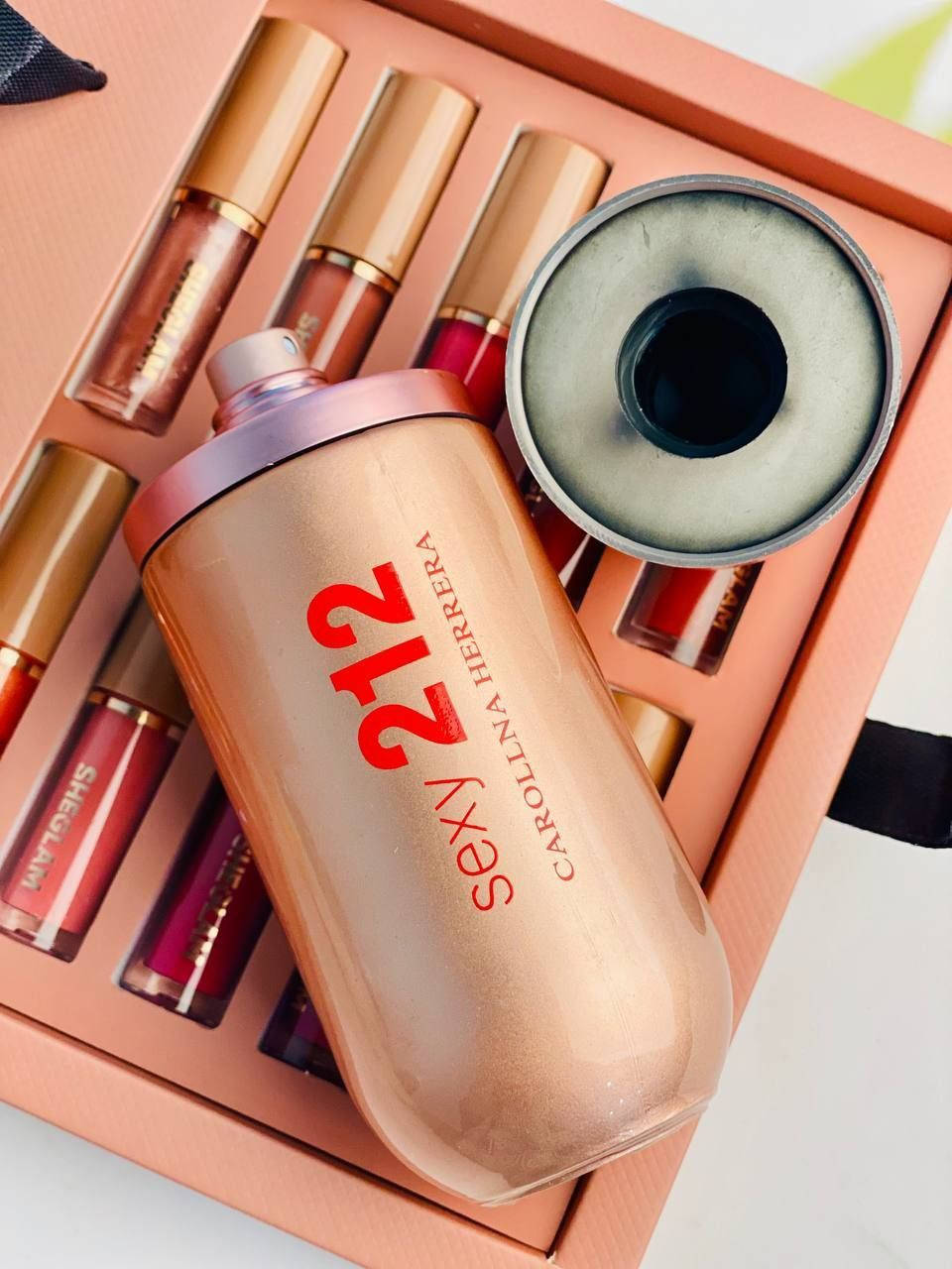 عطر 212SEXY❤️ 
الي ٩٠٪من نساء الكوكب تعشقه♥️♥️♥️♥️♥️♥️♥️♥️
CAROLINA HERRERA من
💓💓#عطر 212 سكسي النسائي الفرموني الرومانسي♥️ 

 و الذي يعد العطر المثير و الجذاب و الذي يصف الانوثة الحقيقية للنساء و الذي يجميع بين روائح الفاكهة المنعشة و روائح الازهار و الروائح الكلاسيكية الشرقية كا التوابل و الاخشاب العطرية و يتميز عطر سكسي 212 برائحته الجميلة المثيرة و الهادئة♥️
هالعطر زهري بامتياز
مكونات انثوية جدا انثويه وجذابه 🔥🔥
عطر sexy 212 في يمثل هذا السحر و أناقة والمرح. 
يتكون مزيجه من الشمبانيا الوردية و مستخلص الفواكة الطازجة بالإضافة إلى زهرة شجرة الخوخ و مستخلص الأخشاب الناعمة لإضافة لمسة من الأناقة و العاطفة و الأنوثة.🌸🌸🌸
#الاصلي 💯
سعر الدرزن 
يوجد لدينا توصيل الجميع محافظات العراق✔️✔️


**إذا كنت صاحب هذا الإعلان وتريد حذفه لأي سبب، رجاءا أرسل رسالة إلى الدعم الفني**