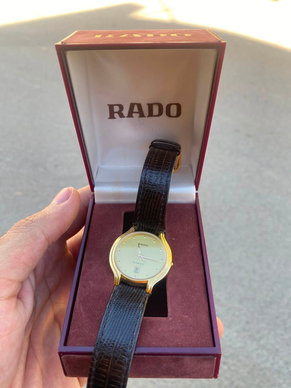 Made swiss 🇨🇭 || Rado Florence 

تحفة من ماركة رادو العريقة : إنتاج 1980s .
أصلي ( Orignal ) . 
مينا : ذهبي . 
كيس : طلاء ذهب . 
زجاج : زفير . 
نافذة: تاريخ يومي . 
السير : جلد طبيعي موقع Rado . 
القطر : 35mm . 
نظام التشغيل : كوارتز . 
الحالة : مُخزن 100% . 
مع العلبة الاصلية. 
للأستفسار مراسلة الخاص ✉️ .


**إذا كنت صاحب هذا الإعلان وتريد حذفه لأي سبب، رجاءا أرسل رسالة إلى الدعم الفني**