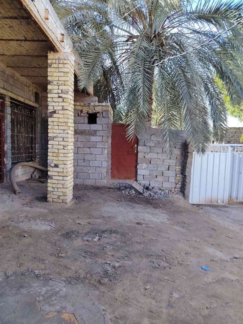 بستان مع بيتين للبيع طابو زراعي سند 25 مساحة البستان مع البيتين 1463متر البيت الاول بناء جديد يحتوي على 
غرفتین وصاله واستقبال ومطبخ مساحة البيت الاول 181متر يحتاج الى لبخ وارضيه البيت الثاني جاهز للسکن يحتوي على غرفتین وصاله واستقبال ومطبخ مساحة البيت 
الثاني 216متر العنوان الحيره قريه الليشان علی شارع الصنين قرب مدرسه احد الشراي يتصل على رقم ***********

