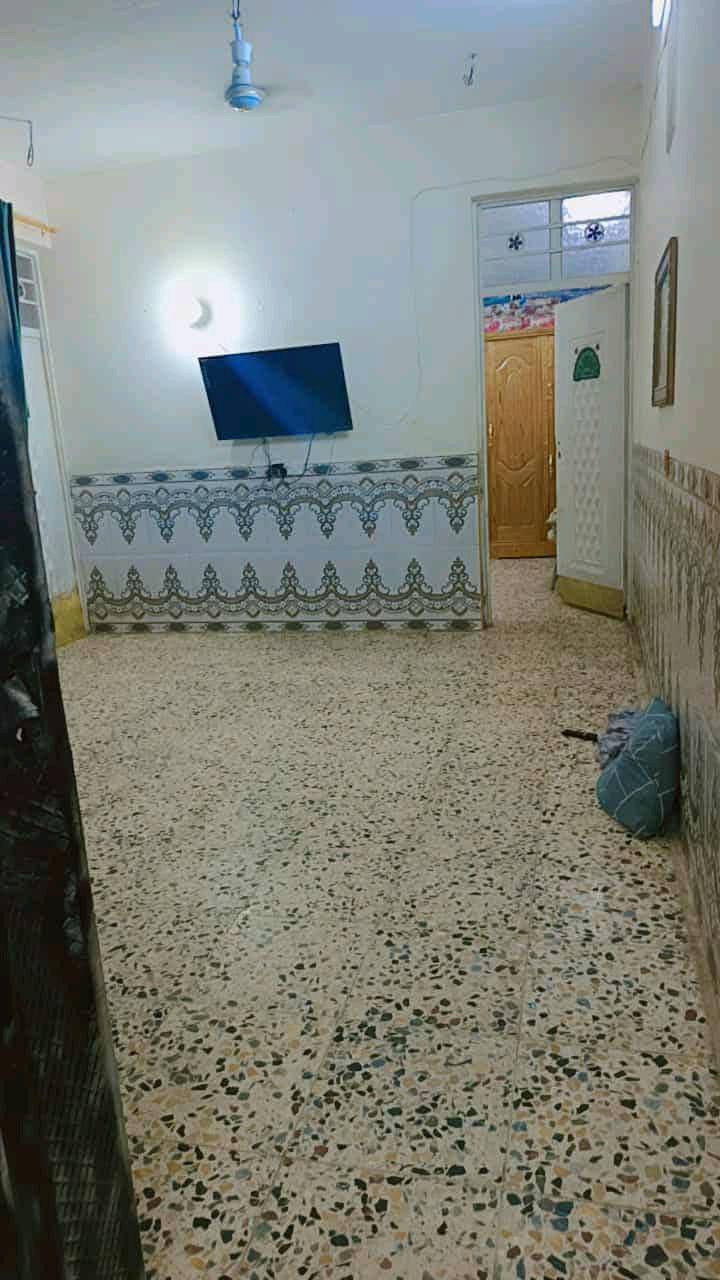 البيت للبيع نهاية حي اور مساحته ٧٠متر بي غرفه كبيره وصاله ومطبخ وحمام وتواليت خارجي البيع ابيعه اقصاد او حاضر خدامات مي وكهرباء وخير من الله سعره ٣٥بناء طابوك جديد مسلح 