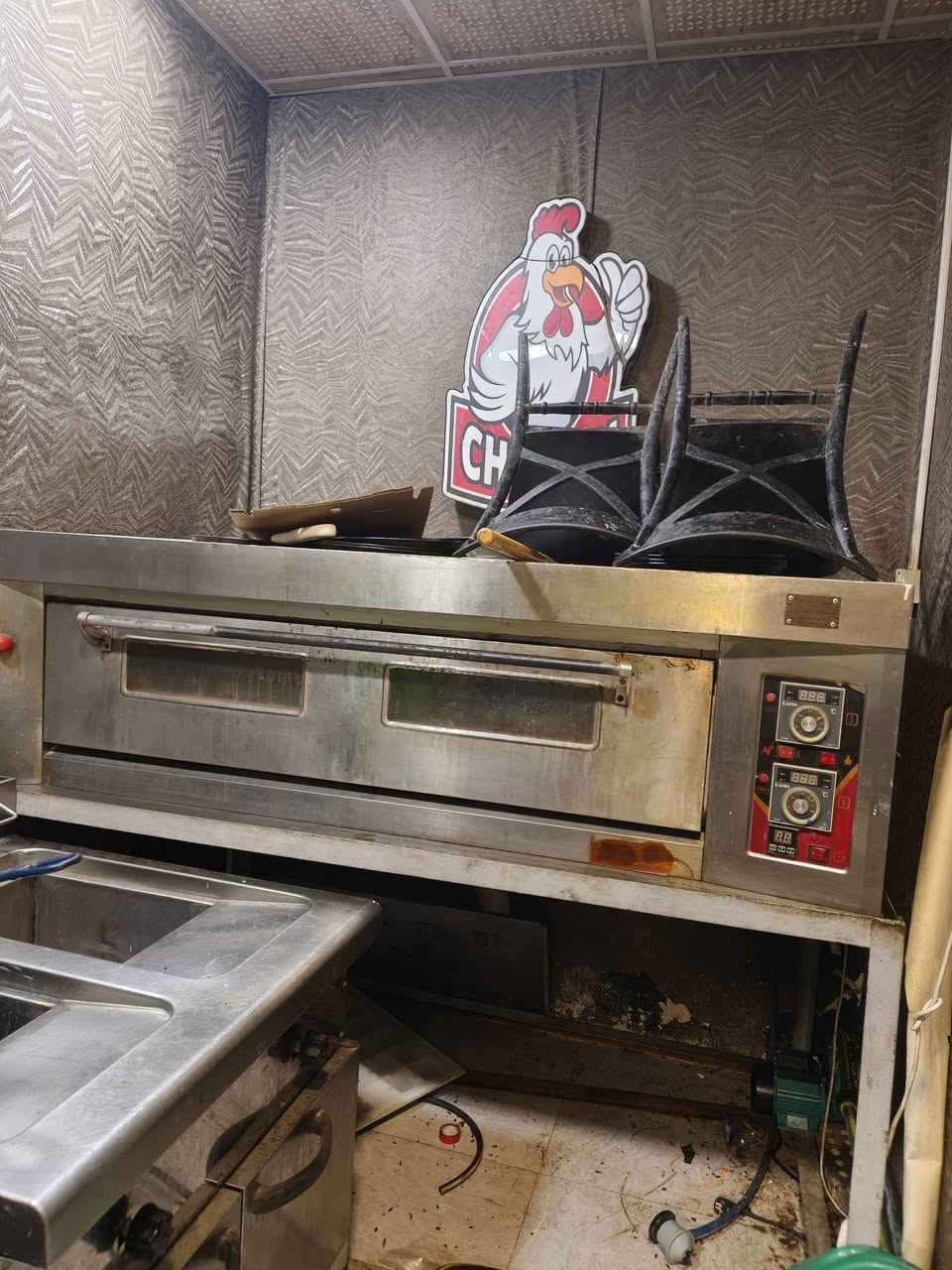 سلام عليكم غراض مطعم كامله  للبيع ***********
