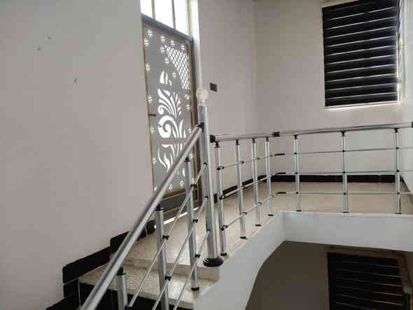 الدار للإيجار
حي التعليم جمعية غرفة تجارة قرب جامع الصالحات 
الدار يتكون من غرفة نوم عدد 2  واستقبال الدار جاهز 
السعر 250 ألف 
 ***********
***********
