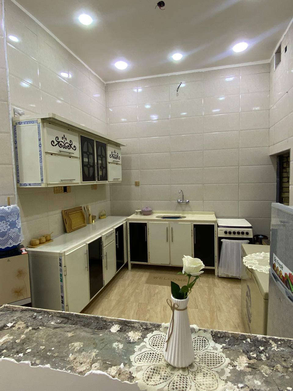 سلام عليكم بيت للبيع مساحه 100م بناء حديث درجه اولى كونكريت صب الجمعيات حجي حسن الاربع سايدات بلفرع مال اسواق الحجي قبل الأخير نقص بيتونه وستاره ذاب طابوك ورمل موجود سعره 60 وبيه مجال للشراي *********** عمارة, ميسان
