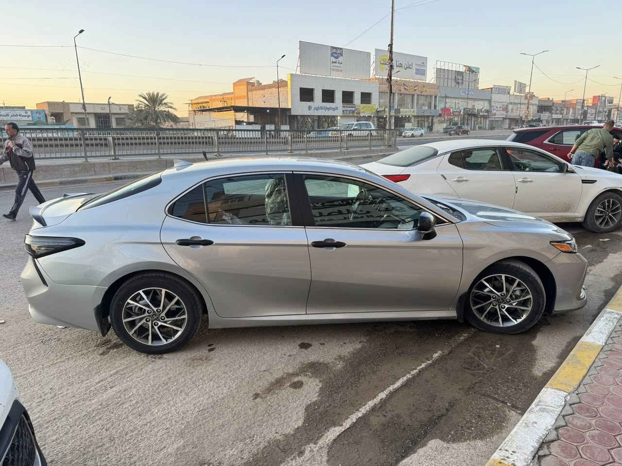 تويوتا كامري 2022 Le هايبرد
السياره حادث خلفي موضح بالصور البجم كبس بلادي شركه السياره جديده وما بيه نقص برغي السياره ماشيه 43 الف كيلو متر وقابل للزياده تخم تاير جديد 
المواصفات 
بصمه تشغيل عن بعد 
كرسي السايق كهرباء 
سايد بريك كهرباء 
تدفئه كشنات 
بگ لايت ليد متغير 16 لون وبيه هواي مودات 
اوتو هولد 
تحديد مسار 
نقطة عمياء 
رقم السياره بغداد مكاني الحلة 
للاستفسار واتساب او اتصل على الرقم ***********
