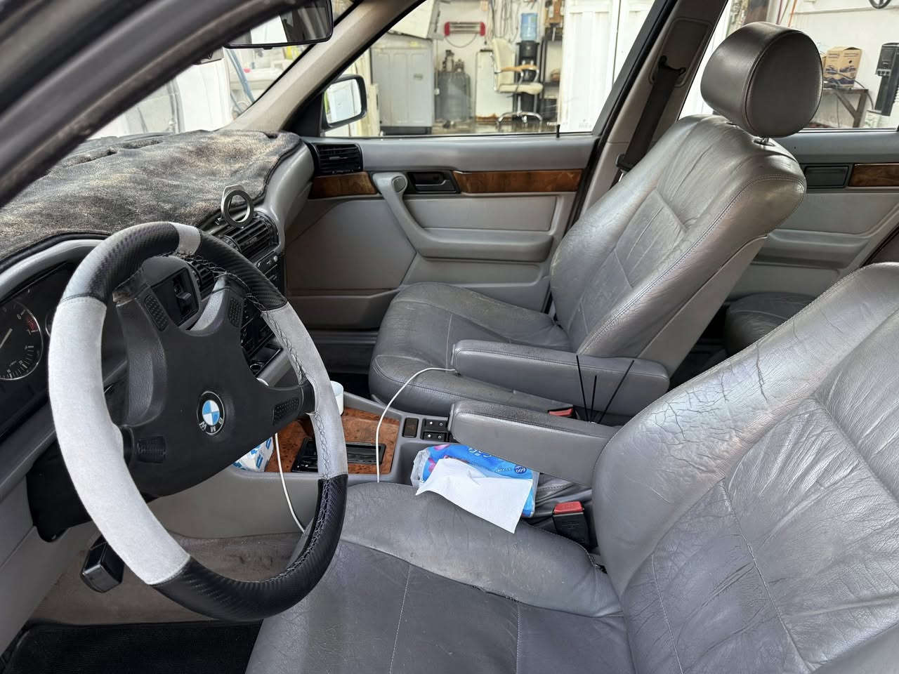 السلام عليكم سيارة  فول وفتحة مواصفاتهة معروفة اصل مامحور BMW 525i 1992 مسكر عدل رقم بغداد مميز بأسمي مكاني نجف  
السيارة كاعدة وحلوة ونضيفة خارج وداخل 
مصبوغة عام للجماليه 
تبريد شغال ثلج كير ومحرك كلش نضيفات 
منضومة ماي نضيفة من راديتر للجوينات 
جعمقة كهربائي ستيرن ريشة 
ويلات خلية وتايرات نضيفات 
ايرفلو وكهربائيات (صافية كلش ماملعوب بيهة ) اكسن 64 كاردن بلادي بدون عواج وماملحوم دعامياتهة اصلية مو تجاري ونضيفات ضربات قوية ماكو بالسيارة بخاخات وفيت بم وبلكات ومجاول فول وادامتهة مستمرة كارت الالوان شغال من تقفل تصعد جام 

(السيارة مال جناي وتعبان علية كلش ) 

السعر 83 وبيهة مجال السيارة رقمهة بغداد بأسمي سنويتهة لل27 

رقمي *********** بي وتساب
