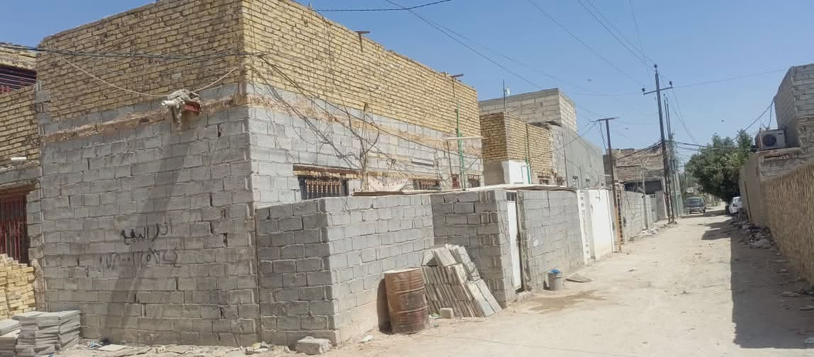بيت للبيع ٧٠متر ركن على ٣ افرع عنوان شارع الصب مقابل شارع السبيس خلف مدارس در النجف مسافة كيلو عن الشارع طابو زراعي سند ٢٥ مشمول بالتطويب مرقم  للاستفسار الاتصال على ***********
