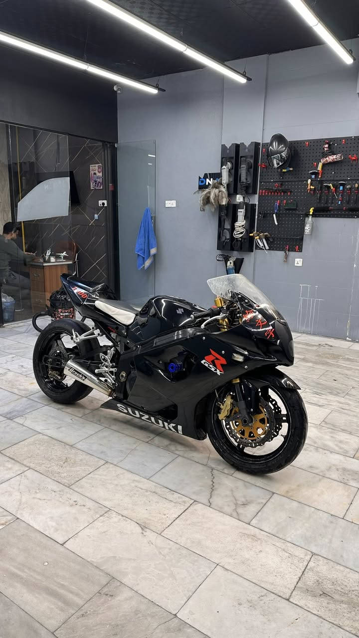 Gsxr 1000cc 
مكفولة كفالة عامة من الشخط 
مكينة شرط اذا اجيت لكيت بيها شي خسار كروتك
عليها تهبيطة امامية وخلفية + هاوزن 
درع حماية قبغات جانبية 
سلايدرات 
لايت زينون مناقصها اي شي ونشاطها يشك الكاع 
للعلم الدراجة اصولية مكمركة من ام قصر واكفة على الرقم 
مكانها بغداد العامرية 
***********
