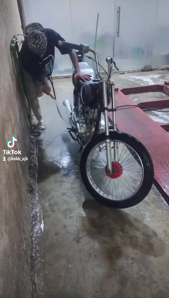 سلام عليكم دراجة يراني أربعة كير دراجة مكينة خمسة وعشرين ما مفتوح دراجة شوفت عينك سعر ل دراجة 375وبيهة مجال حك ل جية مكاني بغداد الزعفرانية جسر ديالى هاذة رقمي ***********
