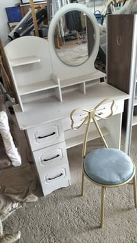 مكتبة اطفال للبيع مع كرسي.تواصل الاتصال 07813113215