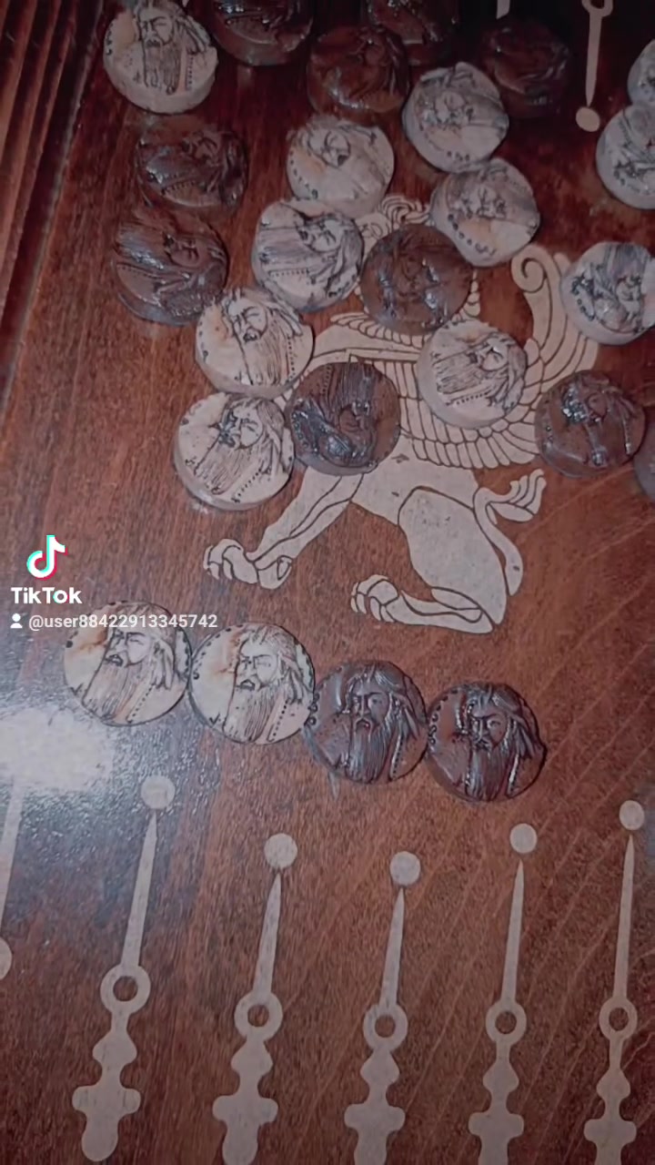 طاولي للبيع عضم عاج كله حفر يدوي شغل درجه اولى سعر 500الف وبي مجال ***********
