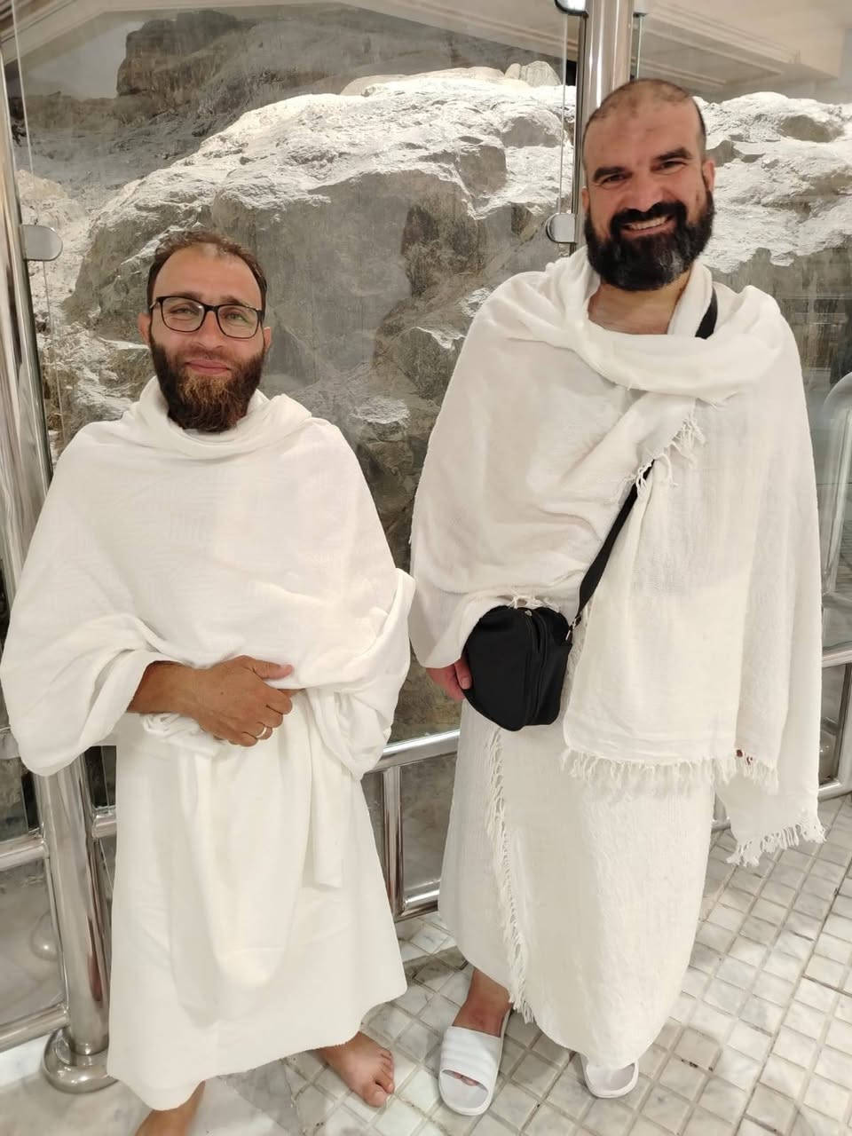 🕋 إعلان عمرة نصف السنة – العطلة الربيعية
يُعلن مكتب الحارث للحج والعمرة – راشدية مراسمه
عن بدء استلام جوازات السفر لعمرة نصف السنة (العطلة الربيعية) وفق التفاصيل التالية:
📅 مواعيد السفر
🔹 ٢/١: السفر برًّا
🔹 ٢ / ٢ : السفر جوًّا
💰 الأسعار
🚍 العمرة البرّية
💵 السعر: 490$ (سعر مناسب جدًا ومنافس)
المميزات:
✔️ إحرام لكل معتمر
✔️ جنطة كبيرة + جنطة صغيرة
✔️ السكن قرب المسجد النبوي الشريف
✔️ السكن في مكة المكرمة:
فندق أركان بكّة – (محبس الجن) ⭐⭐⭐⭐
✔️ مدة الرحلة: 10 أيام
🍽️ عند اضافه وجبتين طعام تظاف: 100$
🏨 مميزات السكن في مكة – فندق أركان بكّة (محبس الجن)
▫️ باص خاص بالفندق 🚌
▫️ يعبر النفق خلال 3 دقائق فقط خدمات نقل على مدار ٢٤ ساعه 
▫️ فندق مصنّف 4 نجوم ⭐⭐⭐⭐
▫️ جميع الخدمات متوفرة
محتوى الغرف:
• تكييف
• منطقة جلوس
• طاولة طعام
• واي فاي مجاني
• مستلزمات حمّام مجانية
• شاشة تلفاز بلازما
🔥 عرض خاص وحصري لفترة محدودة
✨ تم شمول مكتب الحارث للحج والعمرة بهذا العرض
✈️ العمرة الجوية
💵 السعر: 950$
✔️ نفس مميزات العمرة البرّية
🍽️ إضافة طعام : 100$
📞 للاستفسار والتسجيل:
📱 الاتصال مع الشيخ وليد أبو أحمد
***********
***********
نسأل الله القبول والتيسير، وعمرة مقبولة إن شاء الله.
