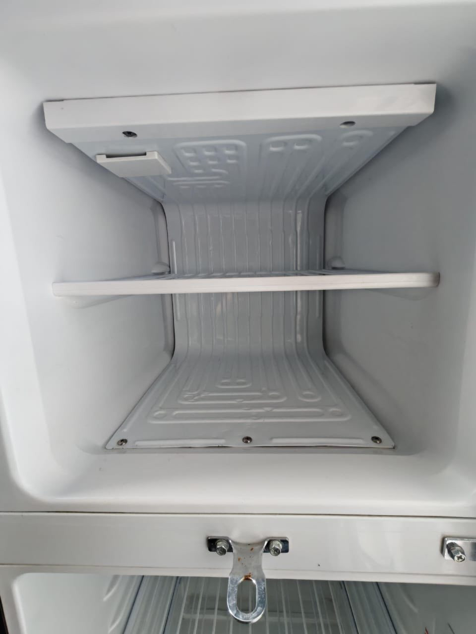 للبيع ثلاجه مستخدمة نضيفه كلش 
شرط الشغل والتجميد 
السعر ١٧٥ 
***********
