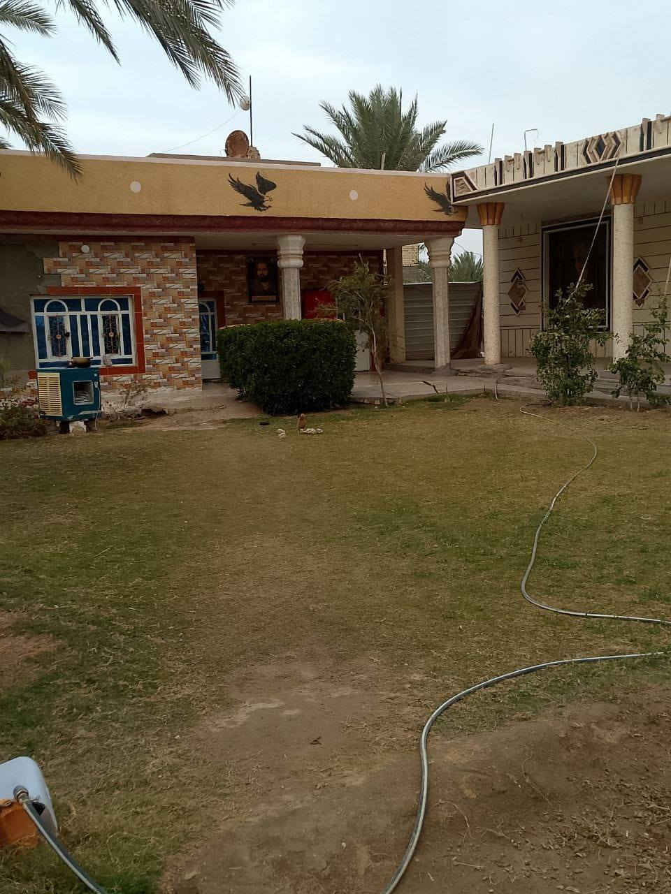 دار للبيع قرب جامعة بابل  منطقة الحكانيه  مساحه الدار والحديقه  1200متر الشراي يتصل بالرقم ***********
