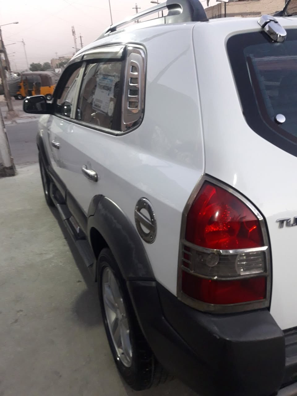 السلام عليكم سيارة توسان للبيع موديل ٢٠٠٩ وارد كوري مكفولة من الضربه والصبغ بيه مكانات قليله بارد مكينه سلندر محرك ٢٠٠٠ دوش            رقم بغداد انكليزي بسمي   رقم الهاتف ***********  بغداد الطالبيه أو مدينة الصدر  السعر ١١٨.
