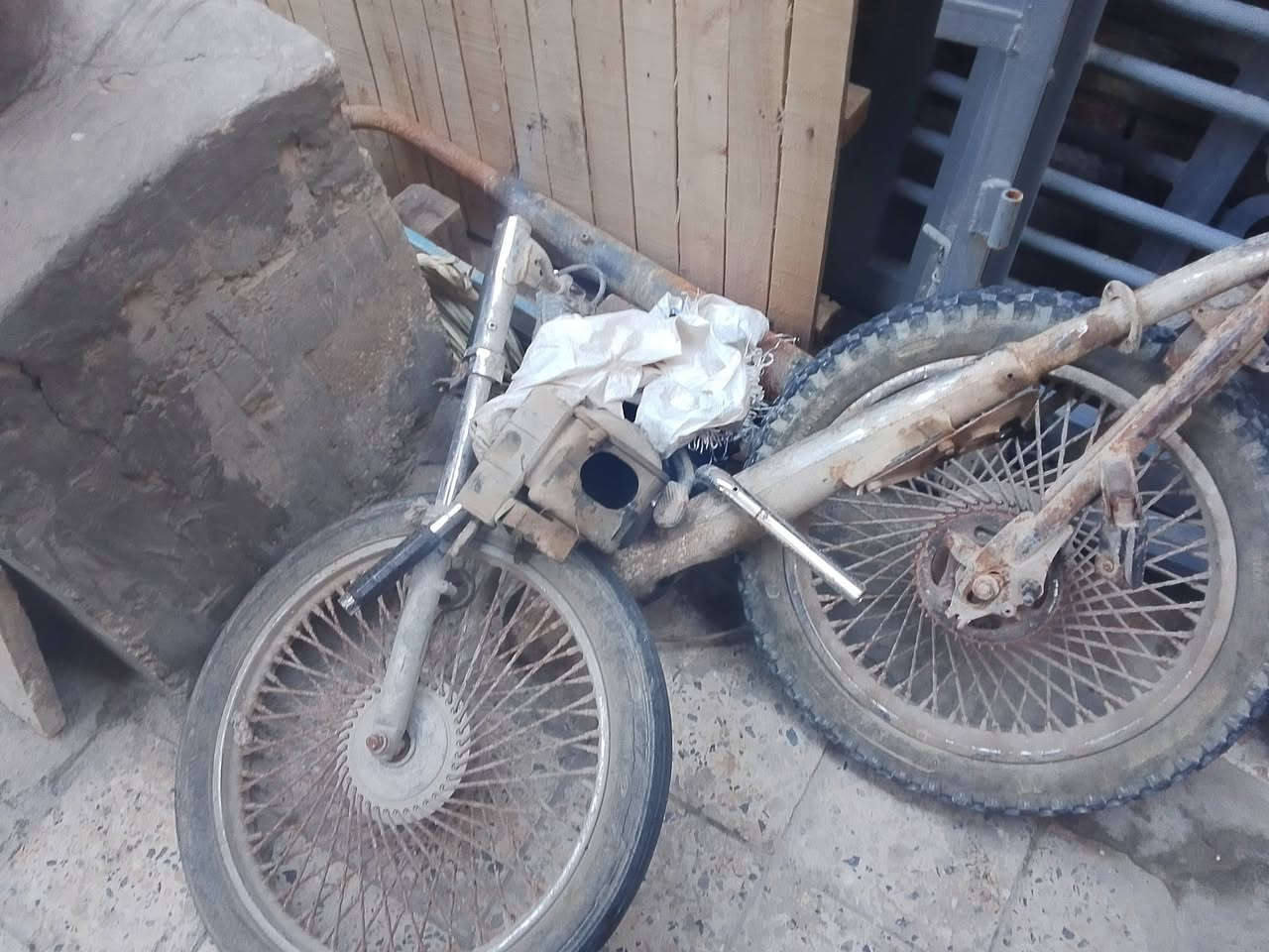 لبيع تواير هنه ويالتهن مع ماشه ودبلات وسكان وزنجيل ويده ابريك زوج صالنصات شراي يجي خاص مكاني رميثه 
***********
