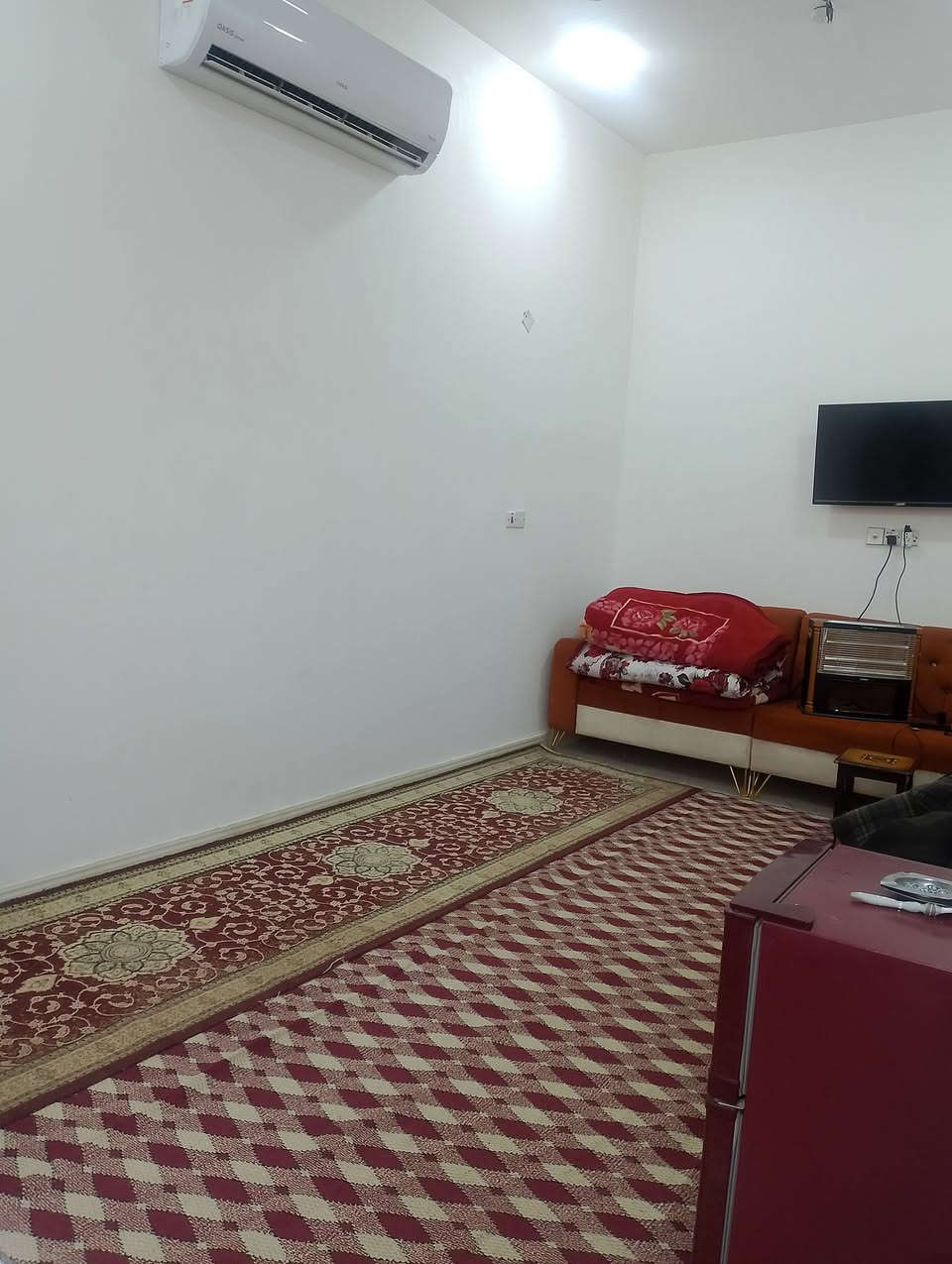 بيت مساحه ١٢٠ متر طابوك صب 
ب الاسكان صناعي ع حولي قرب الحريه
يحتوي ع غرفه وصاله ودوانيه ومطبخ وصحيات داخلي وخارجي 
مطلوب اسكان ٣٠   تسديد شهري ١٨٥ الشراي يتصل ***********
