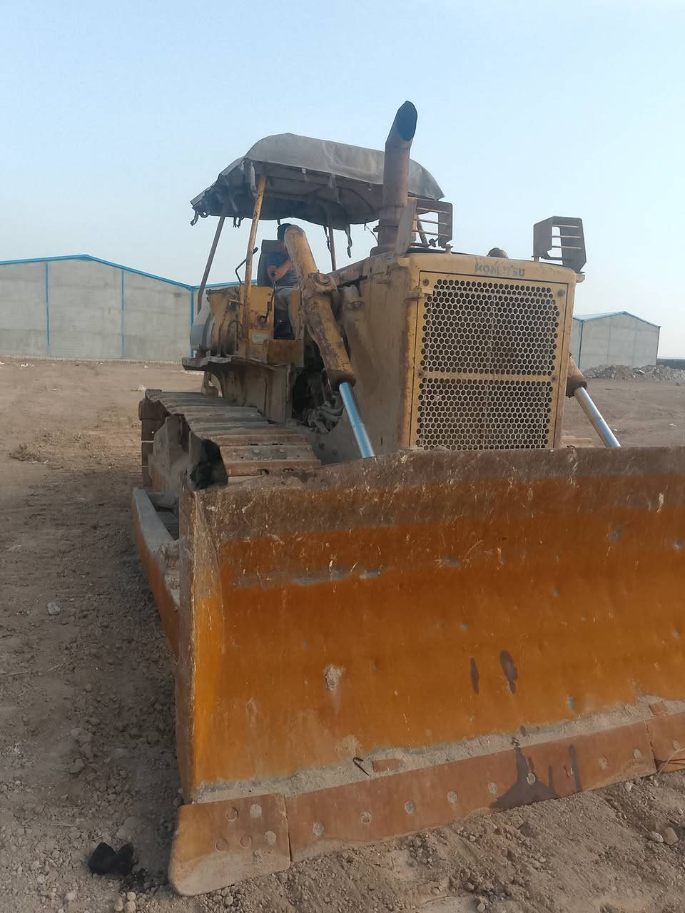 سلام عليكم بلدوزر حجم 65 للبيع السعر 23مليون رقم الهاتف ***********  تحياتي لكم
