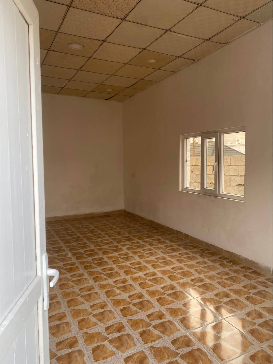 خانو بۆ فرۆشتن ١٥٠متر روکن نزیک مزگەوت و مەکتەب کاملە ئاوو کارەبای هەیە شوێن شارۆچکەی بلاغ سەر رێگای مسیف سعر ١٩٥ ورقە و مجال *********** *********** واتساپ ڤایبر 

منزل بیع ١٥٠ متر رکن مقابل جامع و مدرسە کامل مسفات ماء کارەبایات اکو عنوان اربیل قریە بلاغ تریق مسیف بنزبت سعر ١٩٥ ورقە مجال *********** ***********  واتساب ڤایبر أربيل, العراق
