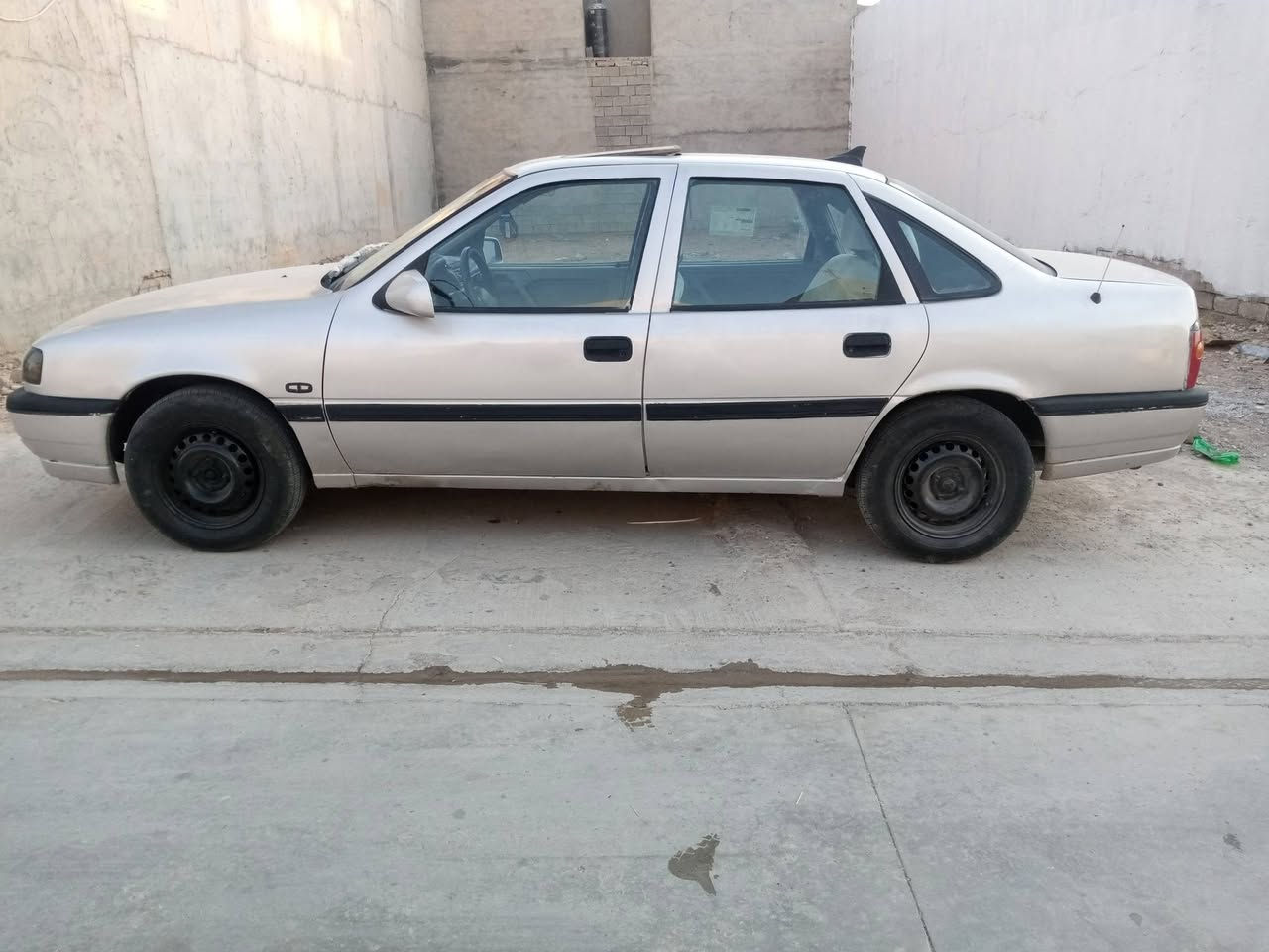 اوبل فكتراموديل92
محرك و گير صني اوتوماتيك 
صقف صلايد كارباي   جام كارباي 
شاشة ايبات كاميرا خلفي 
سنوي جديد دفتر بنزين موجود
صبخ عام بس هيلالات تعمير
مكان كركوك بنجا علي
***********
***********
سعر 40 ورقة
