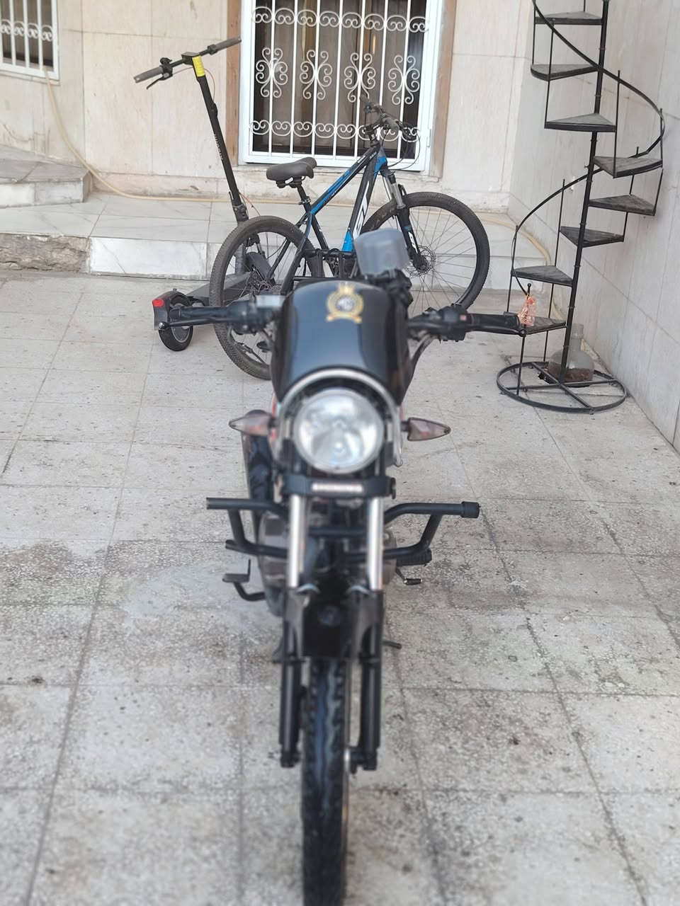 دراجه شاينك للبيع عنوان بغداد حي العدل 2023 طالعه ب2026  جديده كلش اوراق اصولي ب وجهك لشارع ترايك وين ميعجبك تفحص وين متريد كهربائيات كير مكينه كله مكفول الاسعر 1450 مجال حك الجيه خاص مسدوس هاذه رقم بي وتساب ***********
