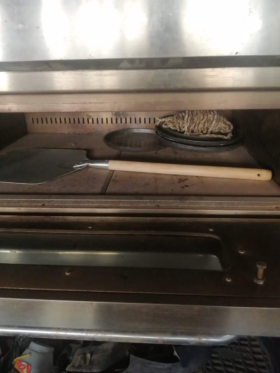 السلام عليكم مكلف بالنشر
فرن بيتزا حجري احترافي
حجم كبير مناسب للإنتاج العالي
 توزيع حرارة ممتاز وطبخ متساوي
يحافظ على حرارة ثابتة لفترة طويلة
 ويا الفرن ميز حديد قوي ومتين
📌 مناسب للمطاعم، الكافيهات، والمشاريع المنزلية
📌 جاهز للعمل مباشرة
📍 الموقع: (البصره _ الطويسه _ مقابل مدرسة الخنساء )
📞 للاستفسار والتواصل: (***********)
