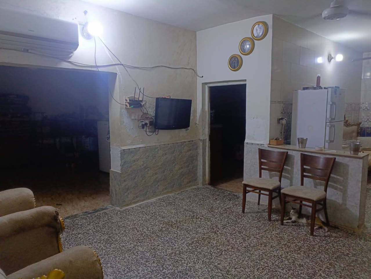 السلام عليكم بيت بمنطقة الاصلاح الزراعي شارع الجزيرة القديم  قرب مولدة نوري 
المساحة 110 متر مربع 
يحتوي على صالة واستقبال وغرفة نوم ومطبخ بارد ومطبخ حار بمساحات كبيرة وحمام عدد 3 وطرمه خارجيه جاهز للسكن 
للاستفسار والتواصل الاتصال على الرقم *********** علما ان الرقم يحتوي على واتساب 
السعر 35 مليون وبي مجال

