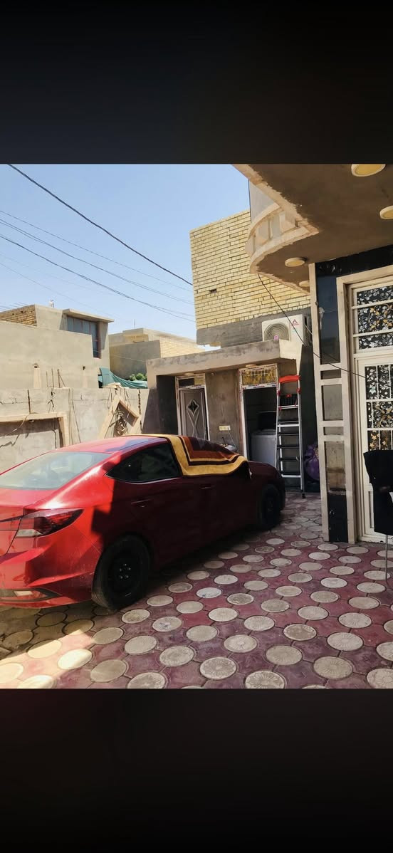 سلام عليكم بيت مساحه 200m ركن نزال على شارع على جهتين طابو زراعي سند 25 للبيع بناء حديث2021 جديد لبيت ونضيف مناقصه كلشي
يحتوي على غرفتين منام وصاله واستقبال ومطبخ وكراج وصاله بطابق ثاني على عرض البيت  وسطحين يصلح بيهم 4 غرف منام 
وصحيات اثنين خارجي وداخلي العنوان الحولي مقابل نزلت الضباط بشارع دلال سما لاخلاص قريب على شارع لعام متوفره خدمات 
للبيع او لايجار

***********
