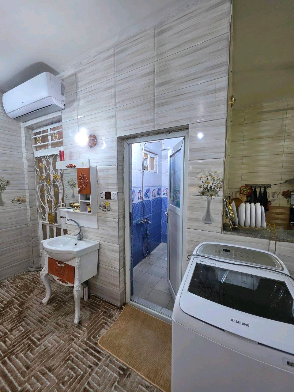 منزل للبيع في الشرطة الخامسة زراعي طابو ٢٥ بصف بيوت الطابو - بناء حديث  منزل بمواصفات ممتازة، نظيف جداً وجاهز للسكن الفوري.
​التفاصيل:
​المساحة: 100 متر مربع.
​الواجهة والنزال: واجهة 5 أمتار ونزال 20 متر.
​التصميم: يحتوي على استقبال، ممر، مدخلين، مطبخ، وصالة.
​الغرف: غرفة نوم واحدة مساحتها 5x5 أمتار (بعرض البيت).
​المرافق: حمام داخلي وآخر خارجي، بالإضافة إلى منور.
​التشطيبات:
​المطبخ والدرج وصولاً للسقف سيراميك بالكامل.
​البيت بصبغ جديد وبناء عام 2021.
​نظافة فائقة، لا يوجد رطوبة أو كاشي متقشر، ولا أي نقص.
​السطح معزول بالايزوكام.
​الخدمات: كهرباء 3 فيز مع ميزانية خارجية مرتبة وسلكترات بيها وميزانية أخرى في المنور ايضا ثري فيز، وكافة الخدمات كاملة (مجاري وغيرها).
​الموقع: الشرطة الخامسة، قرب حسينيه السيدة رقيه.

​السعر: ٩٠ مليون دينار عراقي (قابل للتفاوض).
للاستفسار الاتصال على 
***********
