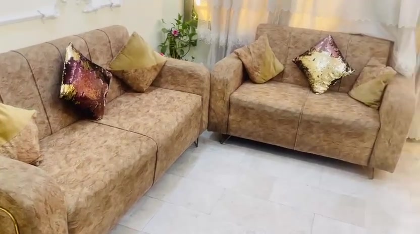 تخم عراقي نظيف جدا 8 مقاعد مع طبلة كبيرة و3 صغار السعر المطلوب 250 المنطقة حي العامل ***********

