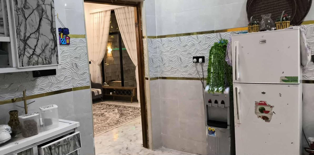 ‏بيت بناءجديد 2025
‏مساحه 200يتكون من
‏غرفتين وصاله ومجموعه صحيحه
‏وحديقه داخليه وشلال
‏مطبخ حار وبارد
‏واستقبال ومدخل
‏وحمام خارجي
‏بناء طابوك كونكريت مسلح
‏يبعد عن شارع الحولي الصخين60متر
‏السعر 120وبي مجال
‏استفسار/***********
    /***********
‏
