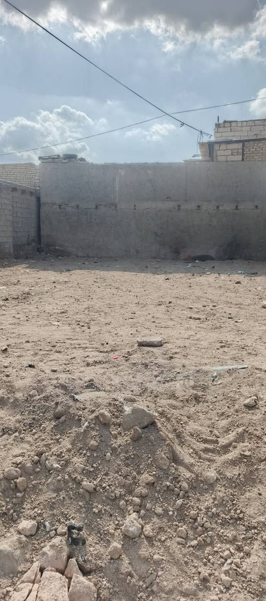 عدي قطعه ارض مساحه 200متر ويريد 100عادي  المكان النجف بلبراكيه يم شارع علگم كافة الخدمات  زراعي  البيوت اليمه مبنيه بس هيه مامبنيه المكان كافت الخدمات من مي كرهباء جديده اعمده محول بصفه مدرس حكوميه بصفه انترنيت ضوي بصف العرصه السعر 7وبيه مجال قليل الرقم *********** بي وستاب
