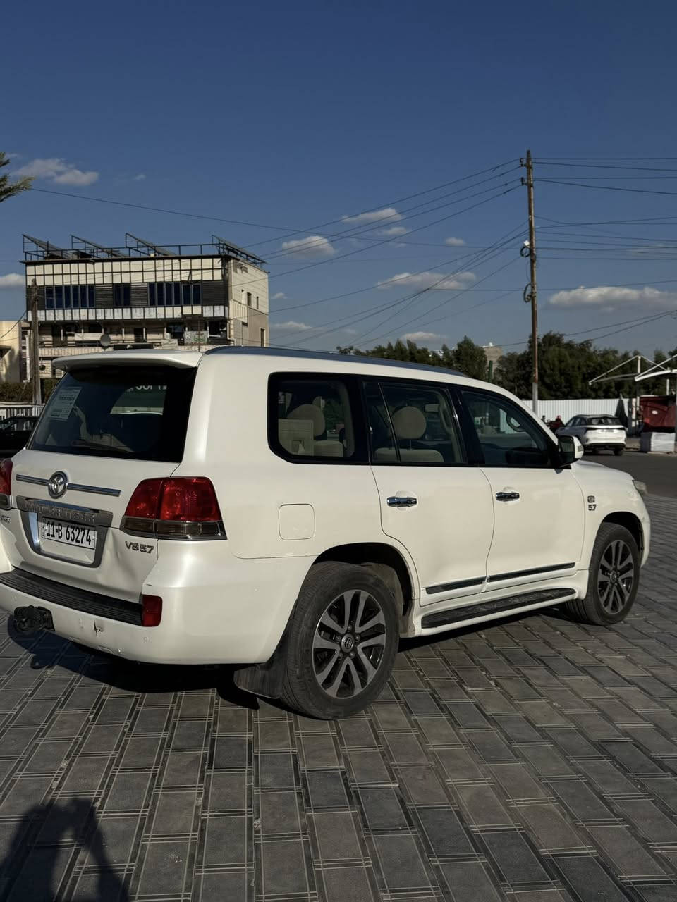 لاندكروزر بيضاء اللون.
موديل 2010 بغداد. GXR
6 سلندر 
 الرقم الدولي الجديد. بأسمي. 
ماشية تقريبا 143000كم .
سلايد 
ويل كب كروم 
 
حساس امامي خلفي.
زراكات لايت  
مكفولة من الصبغ والتبديل .
فقط ربع من الدعامية الخلفية .
ورصعة خفيفة بالصندوق الخلفي. 
بغداد 
السعر 29.500 و بيها مجال بسيط 
***********
