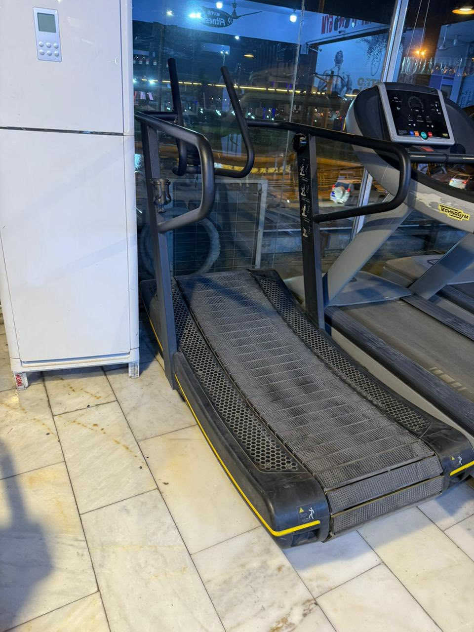 على بركة الله قاعه كامله للبيع ابيع مفرد وشلع  للأستفسار خاص 
او على الرقم ***********
 توصيل متوفر كافة المحافظات
