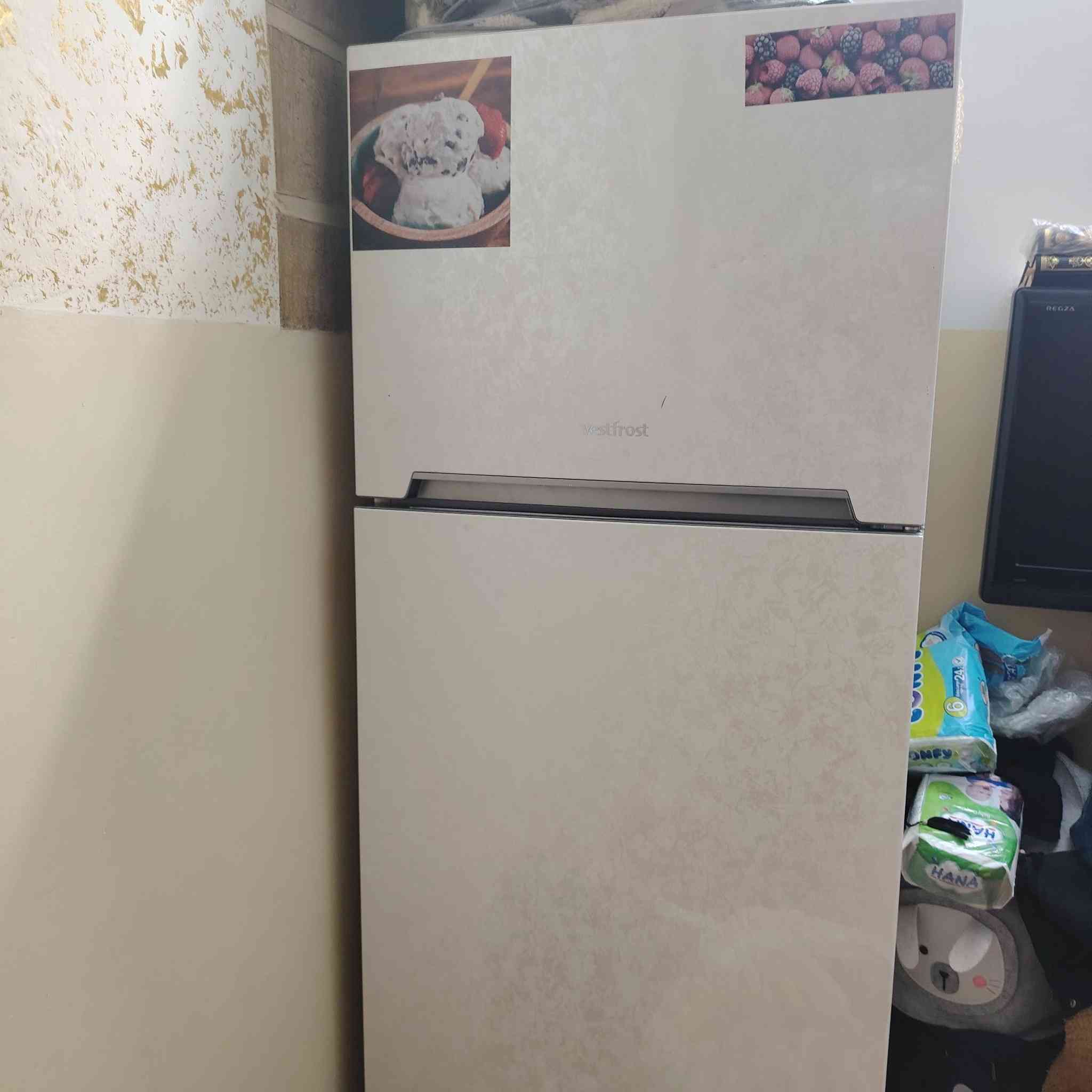 ثلاجه نظيفه لون حليبي ماتور بشرط الرقم ***********
