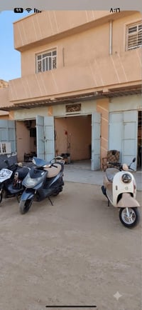 محلات للايجار فرعيه في  شارع شبكه اسيا  ايجار ١٠٠  الف.07715243763