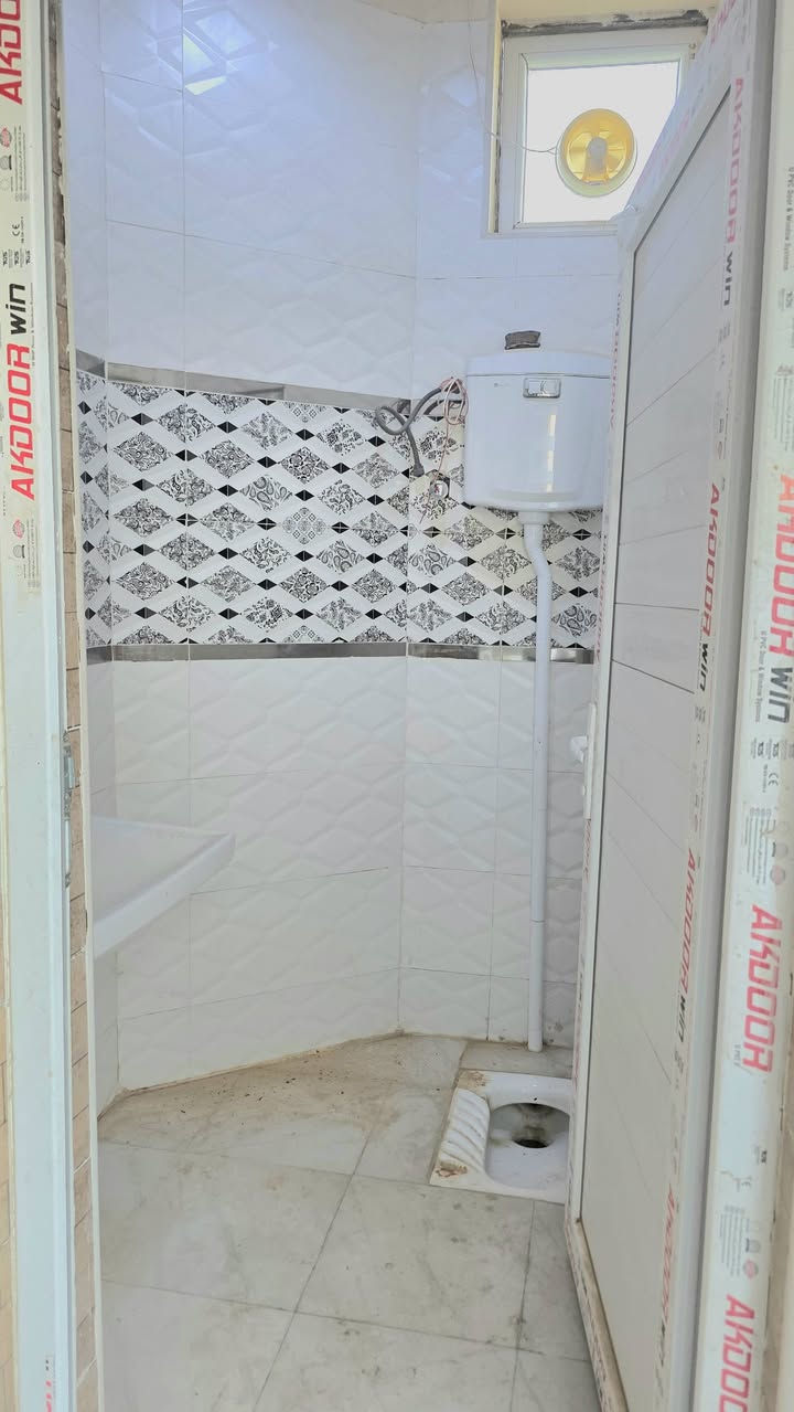 🏠 بيت  للإيجار في مجمع بوابة المثنى

🔴 المساحة: 200 متر.

🔴 البيت يتكون من: غرفتين نوم، صالة، استقبال، مطبخ، وحمامات داخلية وخارجية.

🔴 طارمة واسعة تكفي كراج للسيارة.

🔴  الخدمات: ✅ تانكي ماء عدد (2) ✅ ماطور ماء ✅ سخان ✅ خط مولدة سحب ✅ جهاز تحويل وطني مولد . 

 الإيجار: 300 ألف دينار بالشهر شامل الماء والكهرباء. 
🔴 شرط دفع إيجار سنة مقدماً.

📍 الموقع: مجمع بوابة المثنى.

📞 للاستفسار : ***********
