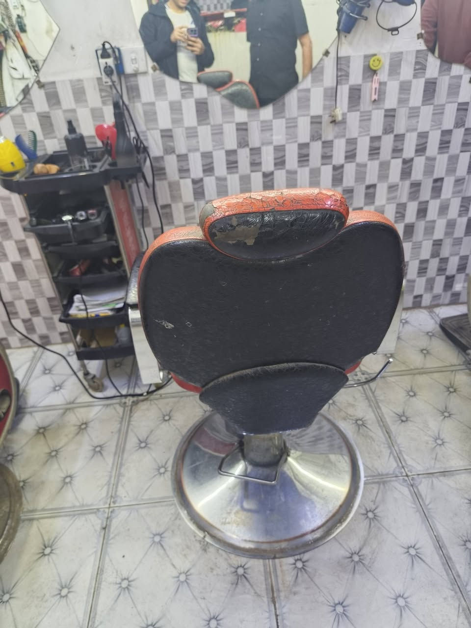 كراسي حلاقة للبيع بسعر جيد للتواصل الدخول للخاص او الأستفسار على الرقم ***********
