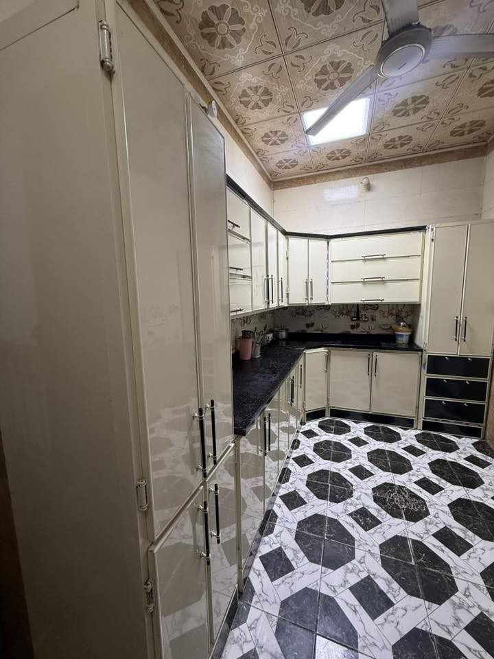 بيت للبيع في كربلاء سند 25 مساحته 100 متر طابقين
مكانه بكربلاء شارع تميم ابدايته بضهر  مدينة الزائرين مباشرة
*********** واتساب
