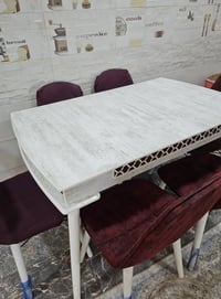 ميز طعام • نضيف جدا • بلا ضرر