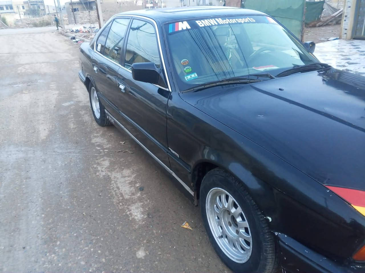 السلام عليكم بي ام للبيع ٥٣٥ محرك فل كير اوتوماتيك موديل ٩١ رقم نينوى مسطرة سنويا  ورقم وهزه جديد اربع جامات كهربائي جاملخ من جها سائق مبدل بدون صبغ وجامبلخ وره معجون فقط الباقي بدون صبغ الي حاب يتواصل خاص او اتصل على رقم ويا سعر ***********
