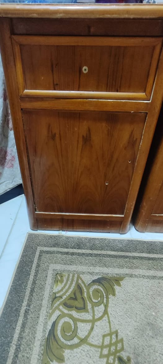 سلام عليكم 
للبيع غرفت نوم اخشاب تفصال عراقي غرفه حلوه مرتبه مناقصها اي شي بس طوك جربايه مرايه وجرارات يحتاجلهن يدات مكاني بصره كباسي سعر 900 وبيهه مجال محتاج واريد ابيعها ***********
