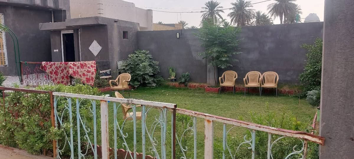 للبيع بيت المساحه 500م واجهة البيت 10م طابو زراعي سند 25 يحتوي على غرف نوم عدد 2 وساحة درج ومنور وصحيات داخليه. ومطبخ وصالة طعام واستقبال كبير. طارمة وحديقة الارضية مرمر درجة اولى. بناء طابوق مسلح. وكذلك ترك بمساحة 60م مربع. قاط واحد بيتونه ومخزن فوق السطح البيت متعوب عليه كامل من جميع النواحي معروض((135)) مليون وبي مجال العنوان واسط ناحية تاج الدين نزلة الامام الرئيسيه وجه شارع  للتواصل الاتصال بالرقم ***********
