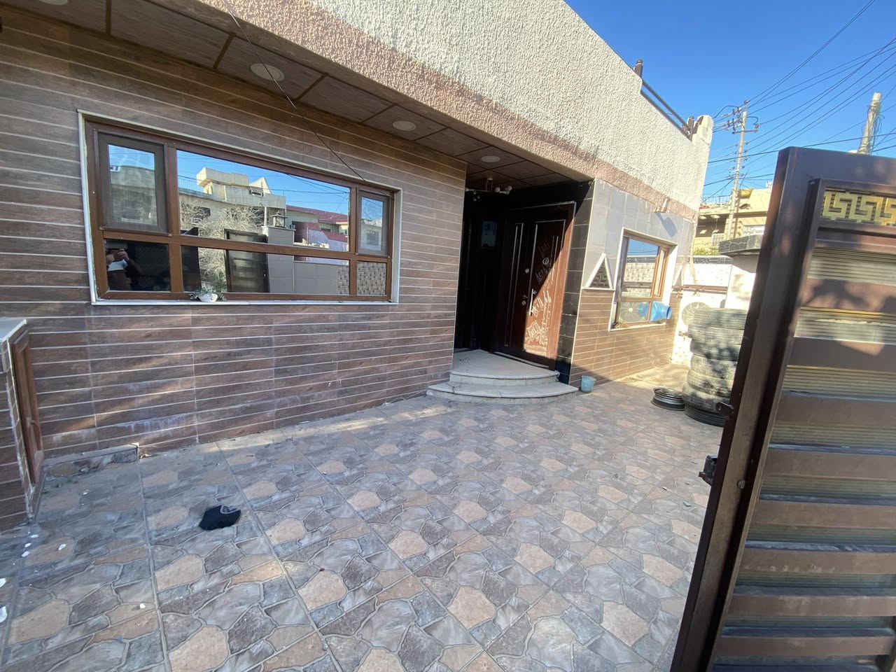 بسم الله الرحمن الرحيم
للايجـــــــار.      للايجـــــــار 
في حي الاعلام قرب كلية الحدباء 
160 م طابق واحد بناء حديث فول 
2 غرف نوم هول استقبال مطبخ كراج صحيات  للاستفسار 
***********
***********
